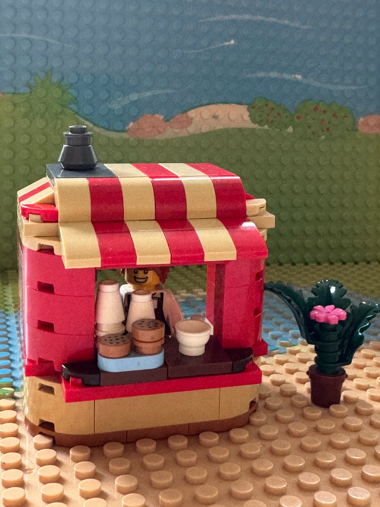 LEGO Kaffeestand – Charmantes Café mit rot-cremem Streifendach