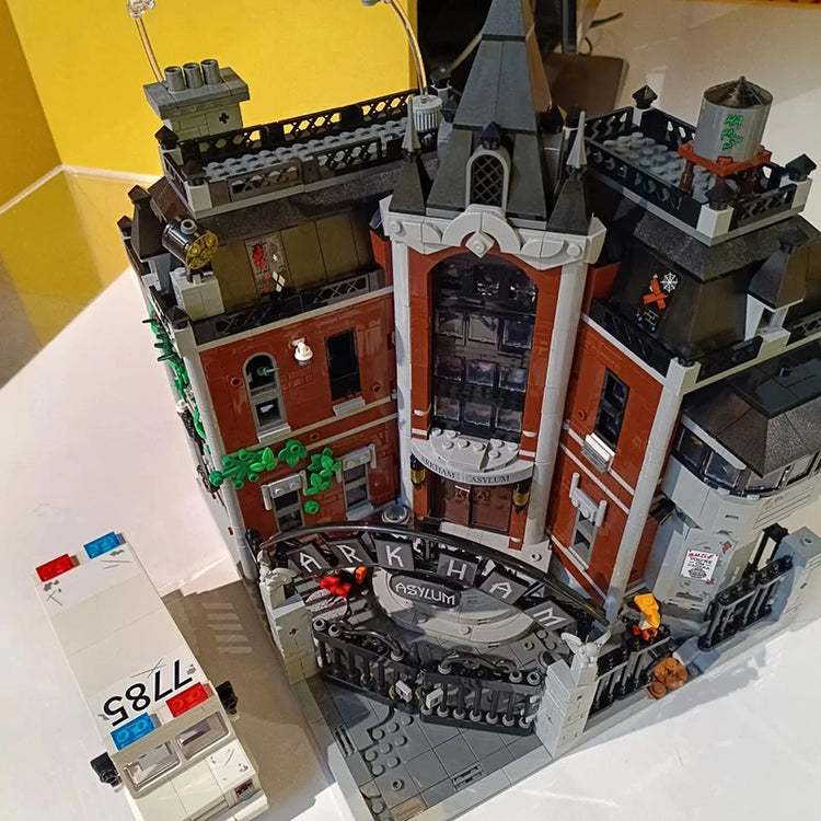 Superhelden-Krankenhaus – detailreiches Modell ähnlich LEGO® Arkham Asylum | 2.953 Steine
