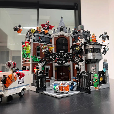 Superhelden-Krankenhaus – detailreiches Modell ähnlich LEGO® Arkham Asylum | 2.953 Steine