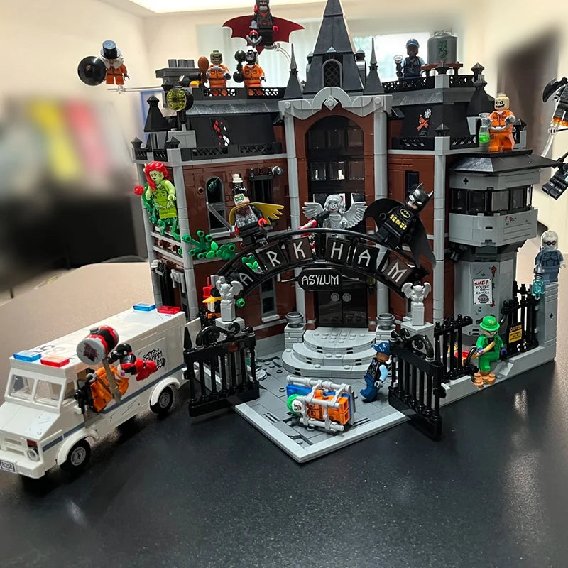 Superhelden-Krankenhaus – detailreiches Modell ähnlich LEGO® Arkham Asylum | 2.953 Steine