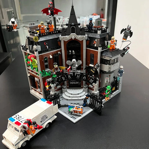 Superhelden-Krankenhaus – detailreiches Modell ähnlich LEGO® Arkham Asylum | 2.953 Steine